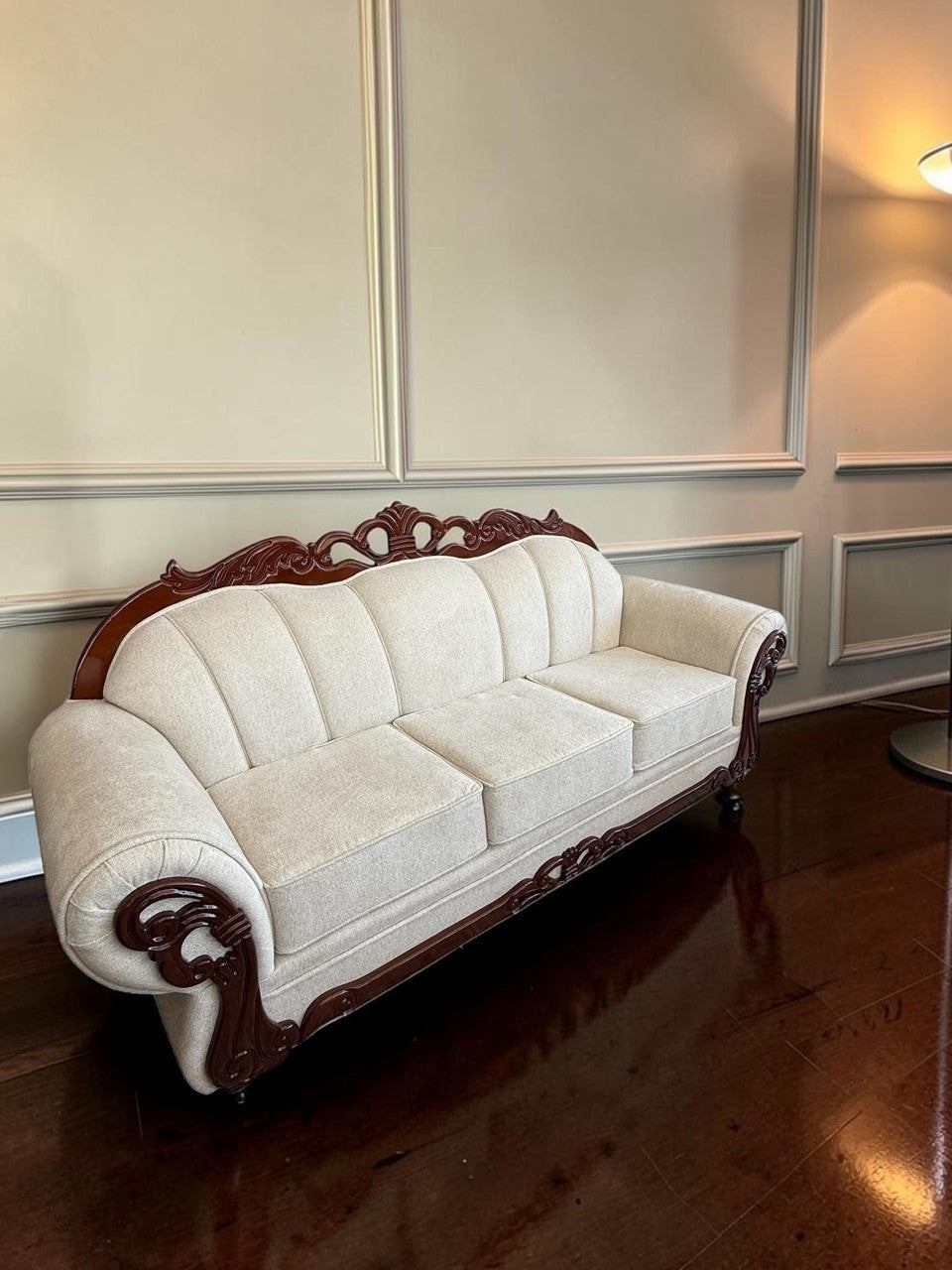 Sofá Modelo Carey de CASA GARRIDO Muebles con tapizado beige, estructura de madera tallada y diseño clásico elegante.