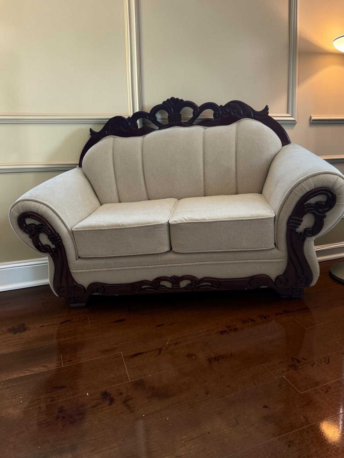 Sofá de dos plazas CASA GARRIDO Muebles modelo Carey con tapizado beige y estructura de madera oscura tallada