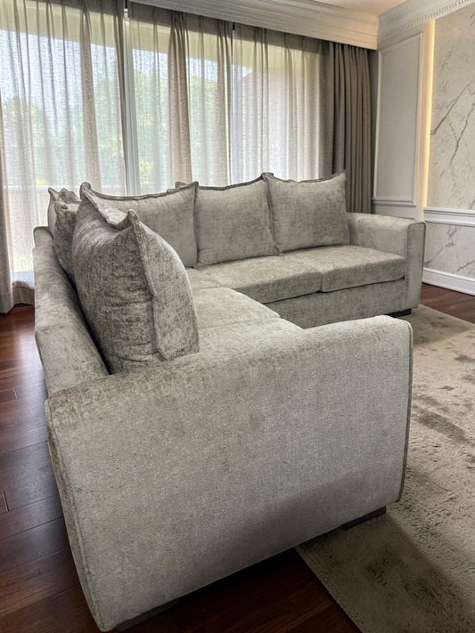 Sofá esquinero CASA GARRIDO Muebles modelo Croacia en tela gris texturizada con cojines decorativos en sala moderna