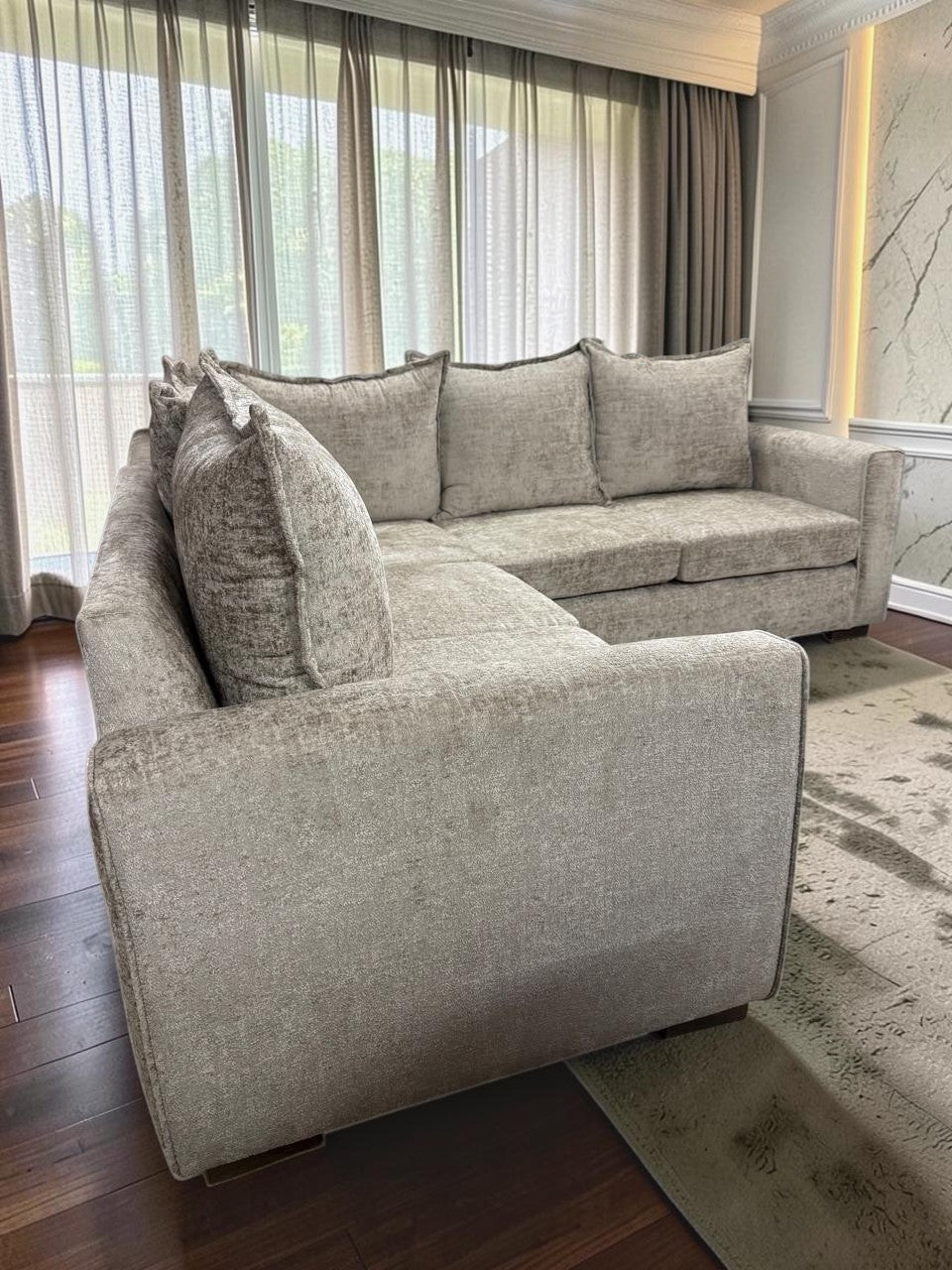 Sofá esquinero CASA GARRIDO Muebles modelo Croacia en tela color gris claro con cojines de respaldo mullidos