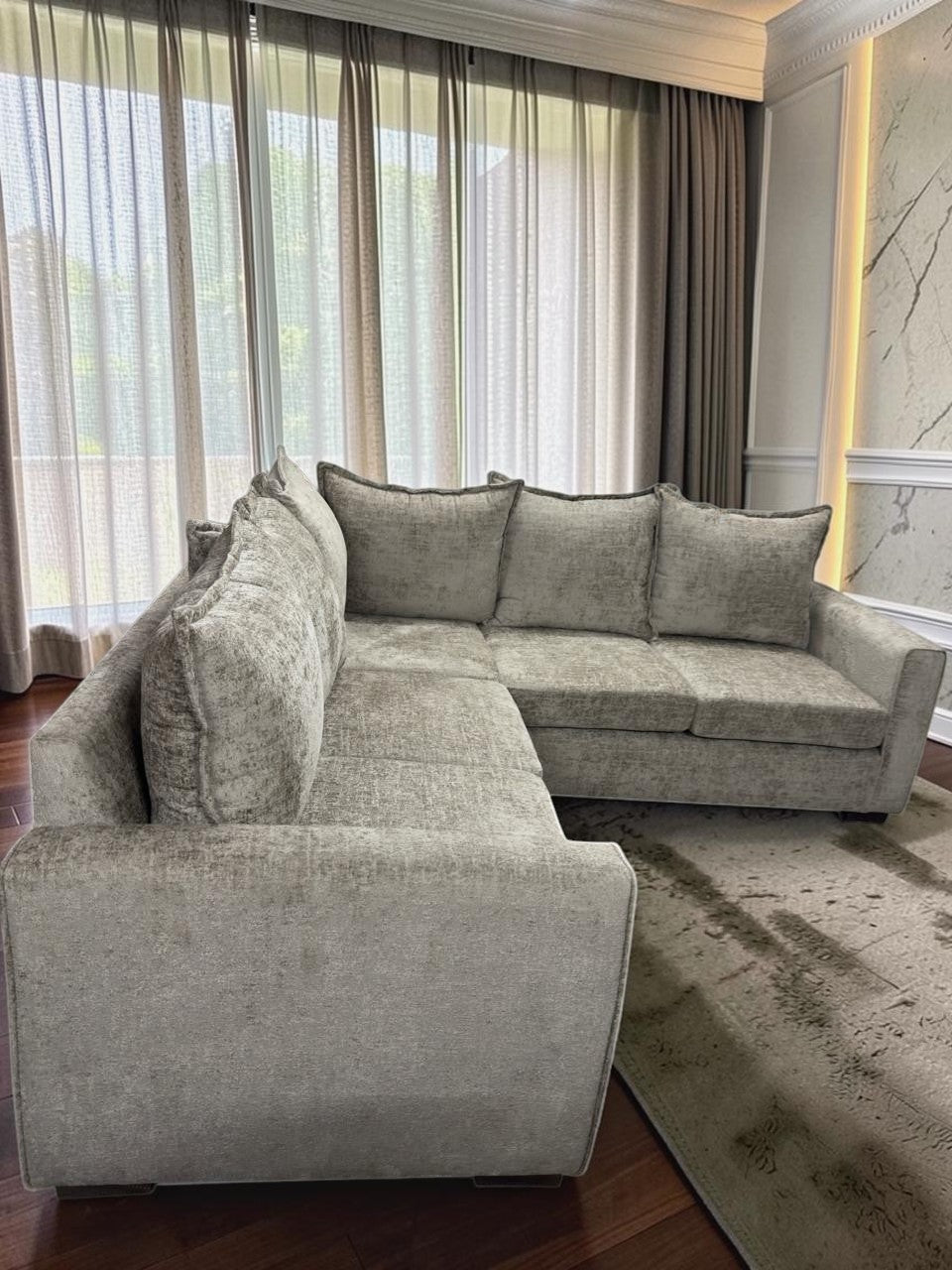 Sofá esquinero CASA GARRIDO Muebles modelo Croacia en tela gris texturizada con cojines decorativos en sala moderna