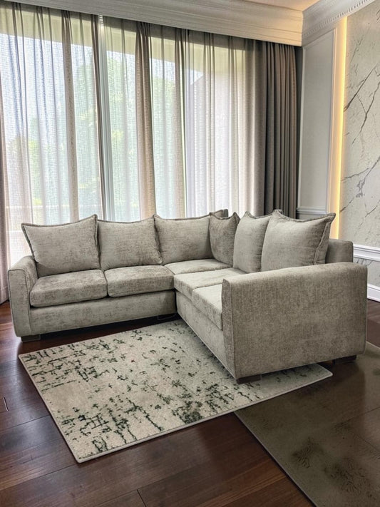 Sofá esquinero modelo Croacia de CASA GARRIDO Muebles en tela gris texturizada con cojines decorativos en sala