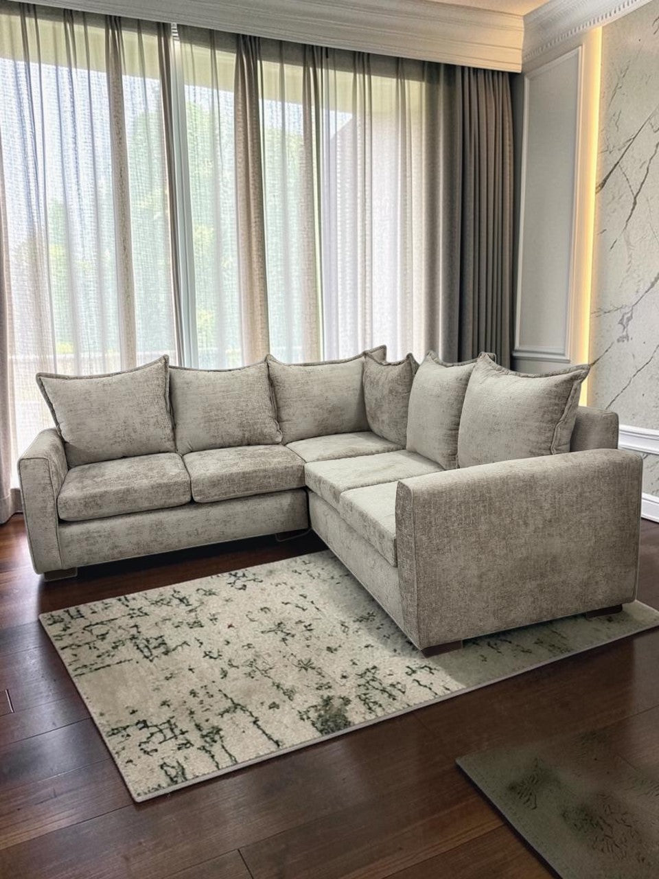 Sofá esquinero CASA GARRIDO Muebles modelo Croacia en tela gris texturizada con cojines decorativos en sala moderna