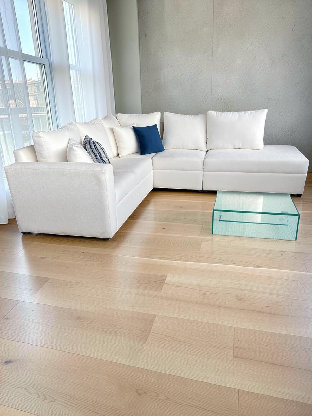 Sofá modular blanco CASA GARRIDO Muebles modelo Paris con diseño seccional versátil y cojines decorativos en salón