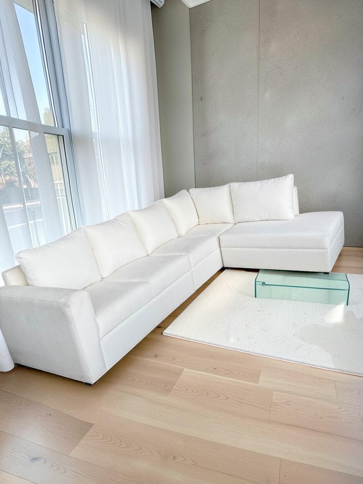 Sofá modular blanco CASA GARRIDO Muebles con diseño seccional versátil y cojines cómodos en sala moderna