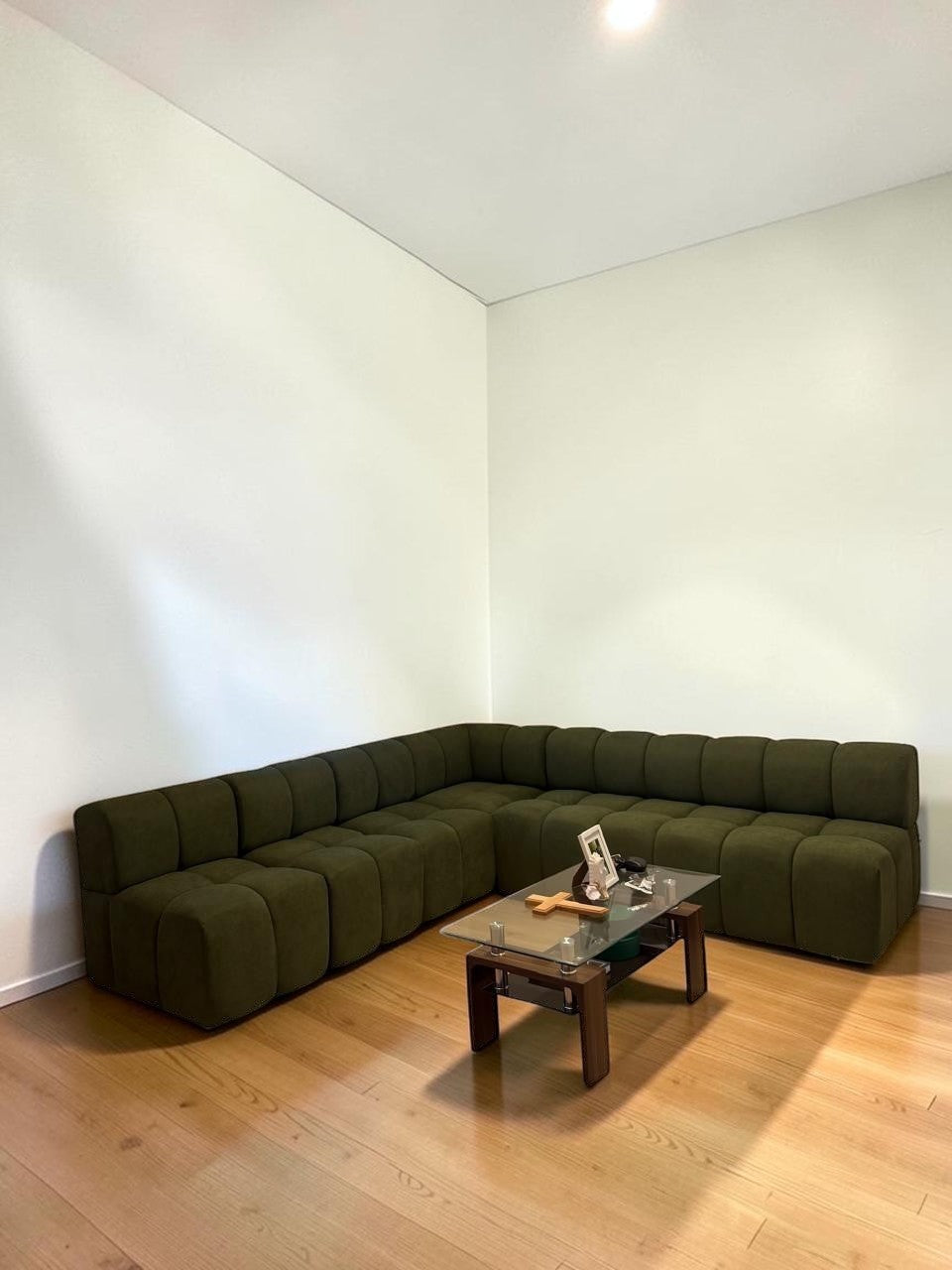 Sofá seccional modular CASA GARRIDO Muebles en color verde oliva con diseño contemporáneo y textura capitoné