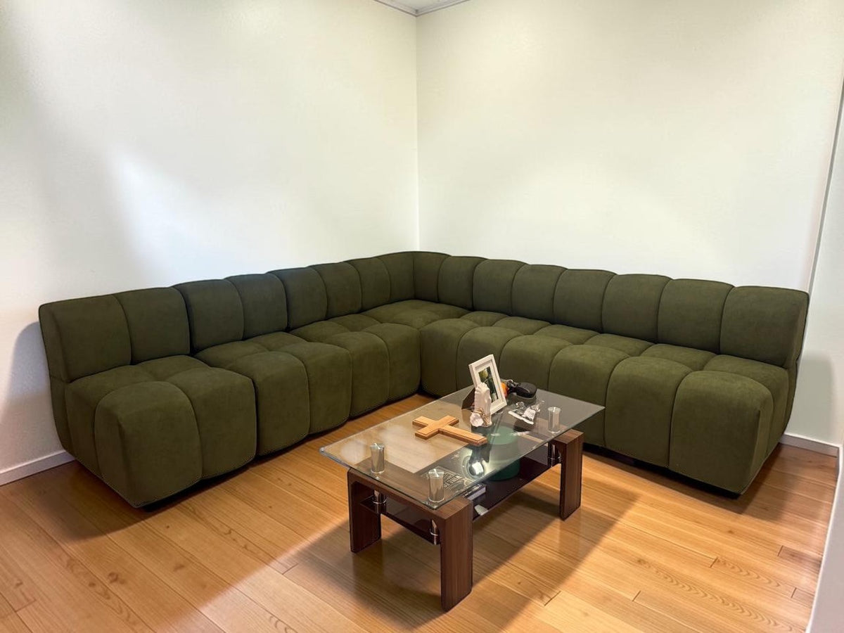 Sofá seccional modular CASA GARRIDO Muebles en color verde oliva con diseño contemporáneo y textura capitoné