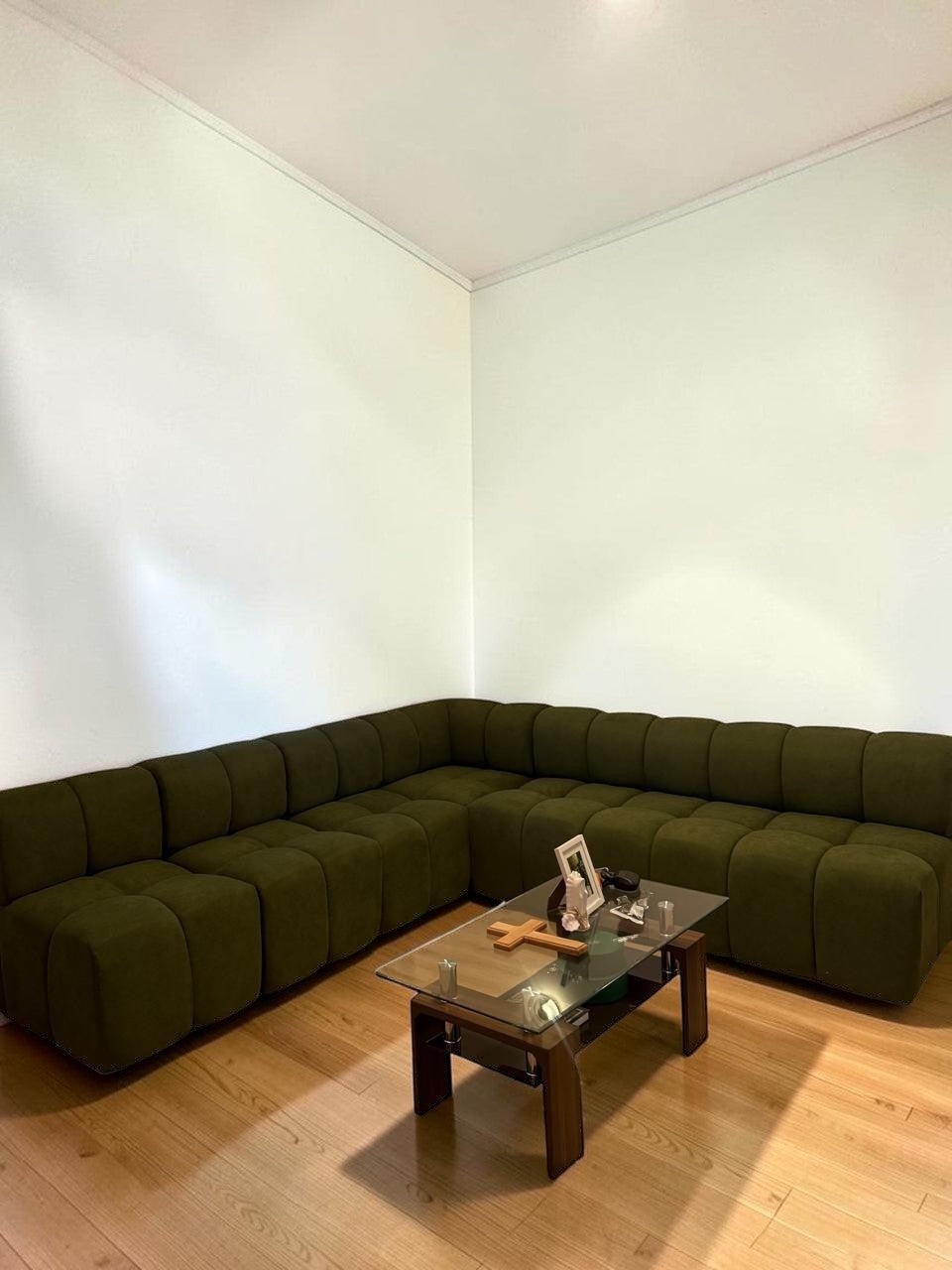 Sofá seccional modular CASA GARRIDO Muebles Sala mobiQ en color verde oliva con diseño contemporáneo y líneas curvas.