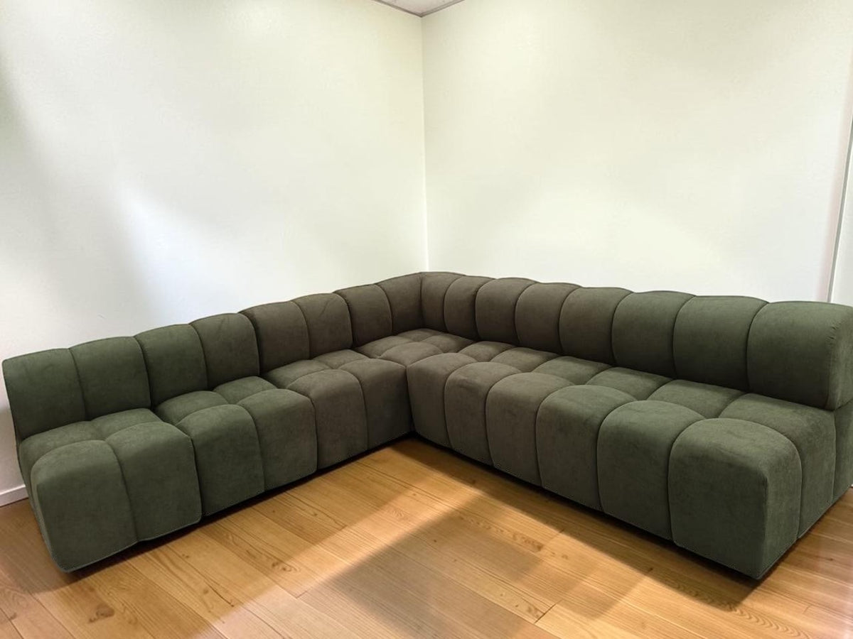 Sofá seccional modular CASA GARRIDO Muebles modelo mobiQ en color verde oliva con diseño contemporáneo y capitoné.