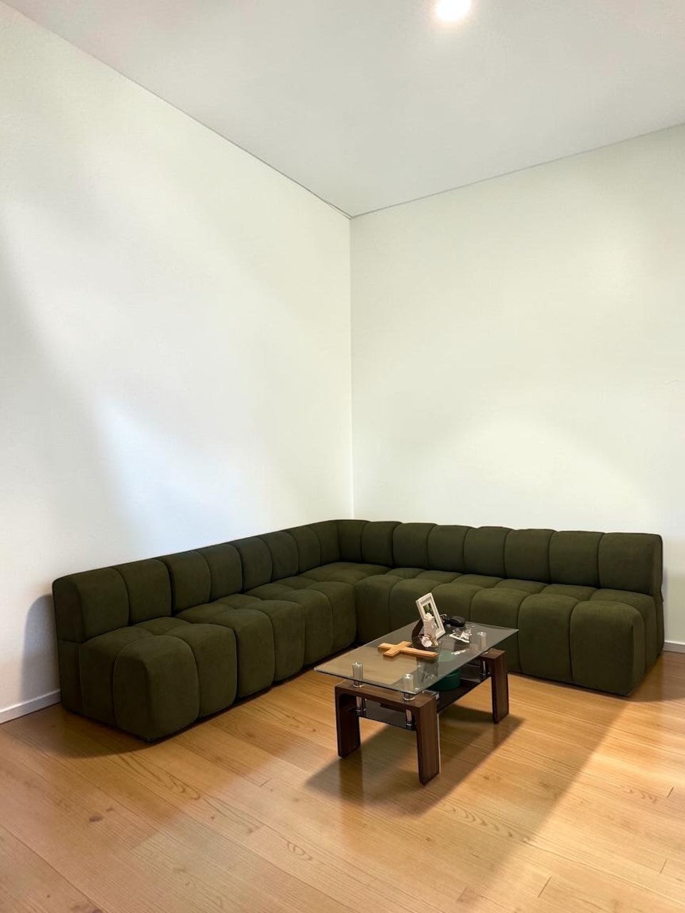 Sofá seccional modular CASA GARRIDO Muebles en color verde oliva con diseño contemporáneo en una sala de estar.